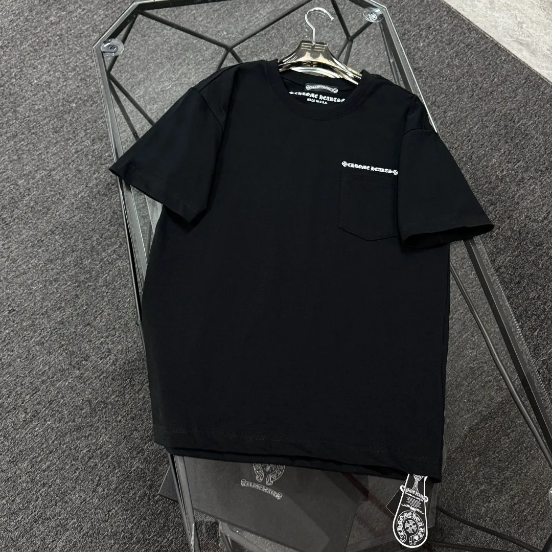 P170 Chrome Hearts Chrome Hearts 25 high-end versions. The fabric is made of 300 grams of high-density pure cotton. It does not deform or shrink. It has three labels. It is the same style for men and women. Technology: Digital printing. Color: White. Black. SIZE: S-XL.